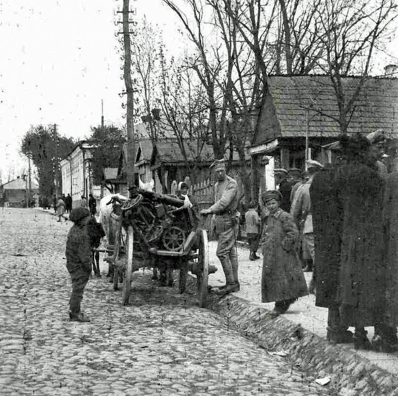 KKE 6005.jpg - Fot. Grupowa. „Pojazd wojskowy” na ulicy Bolesława Chrobrego w Łucku, Łuck, 1922 r. Fotografia zrobiona przez Leopolda Kleofasa Paszkowskiego.